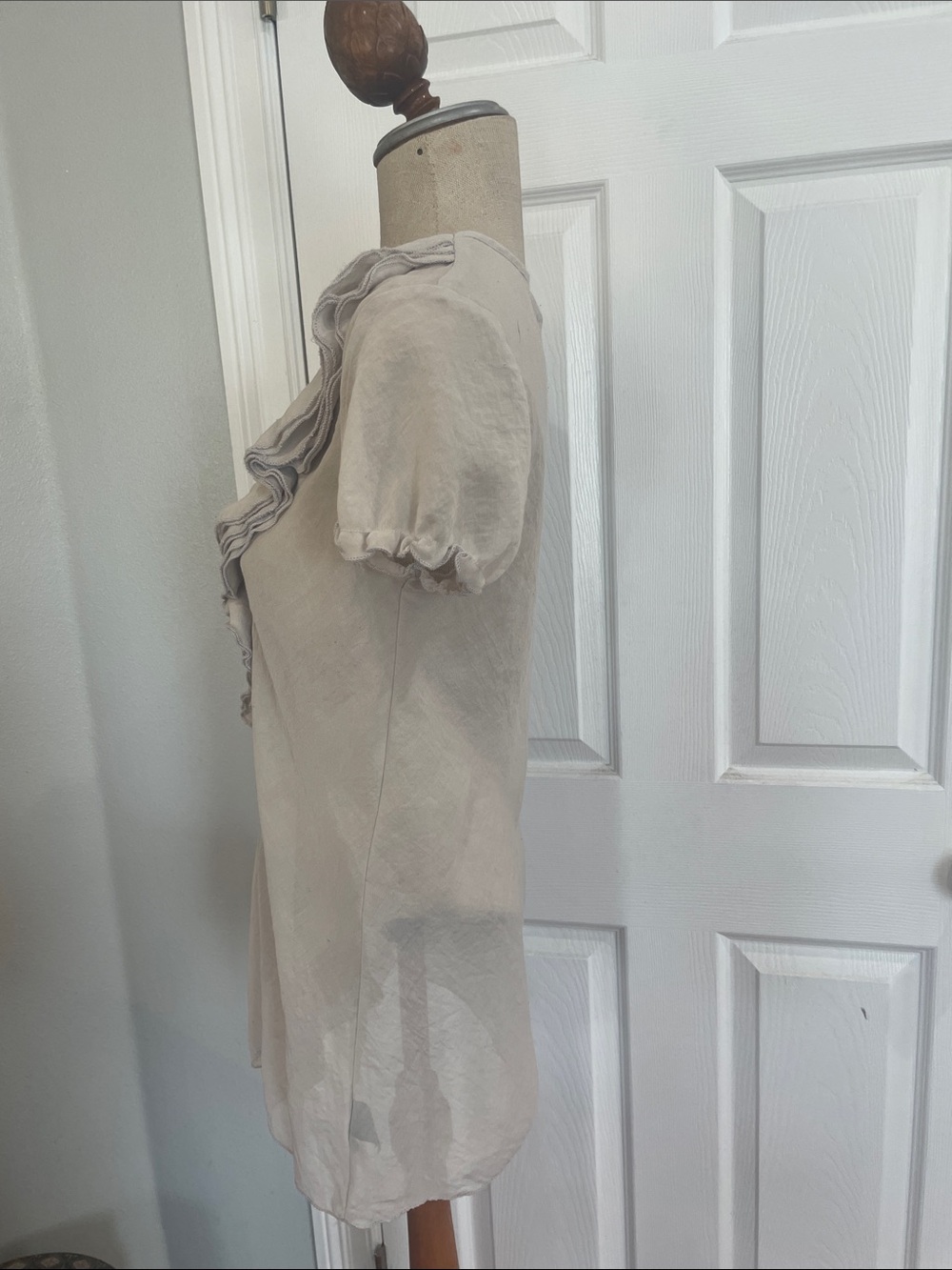 Bisou Bisou Michele Bohbot Neutral Sheer Ruffle V-Neck Blouse Puff Sleeve size M - Picture 7 of 11